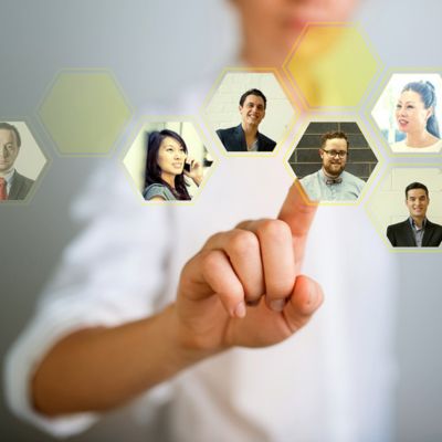 Kacheln mit Bildern von Fachkräften und Frau die diese auswählt