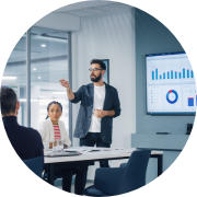 Ein Mann hält eine Bildschirmpräsentation während eines Mettings