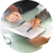 2 Leute deuten auf ein Dokument